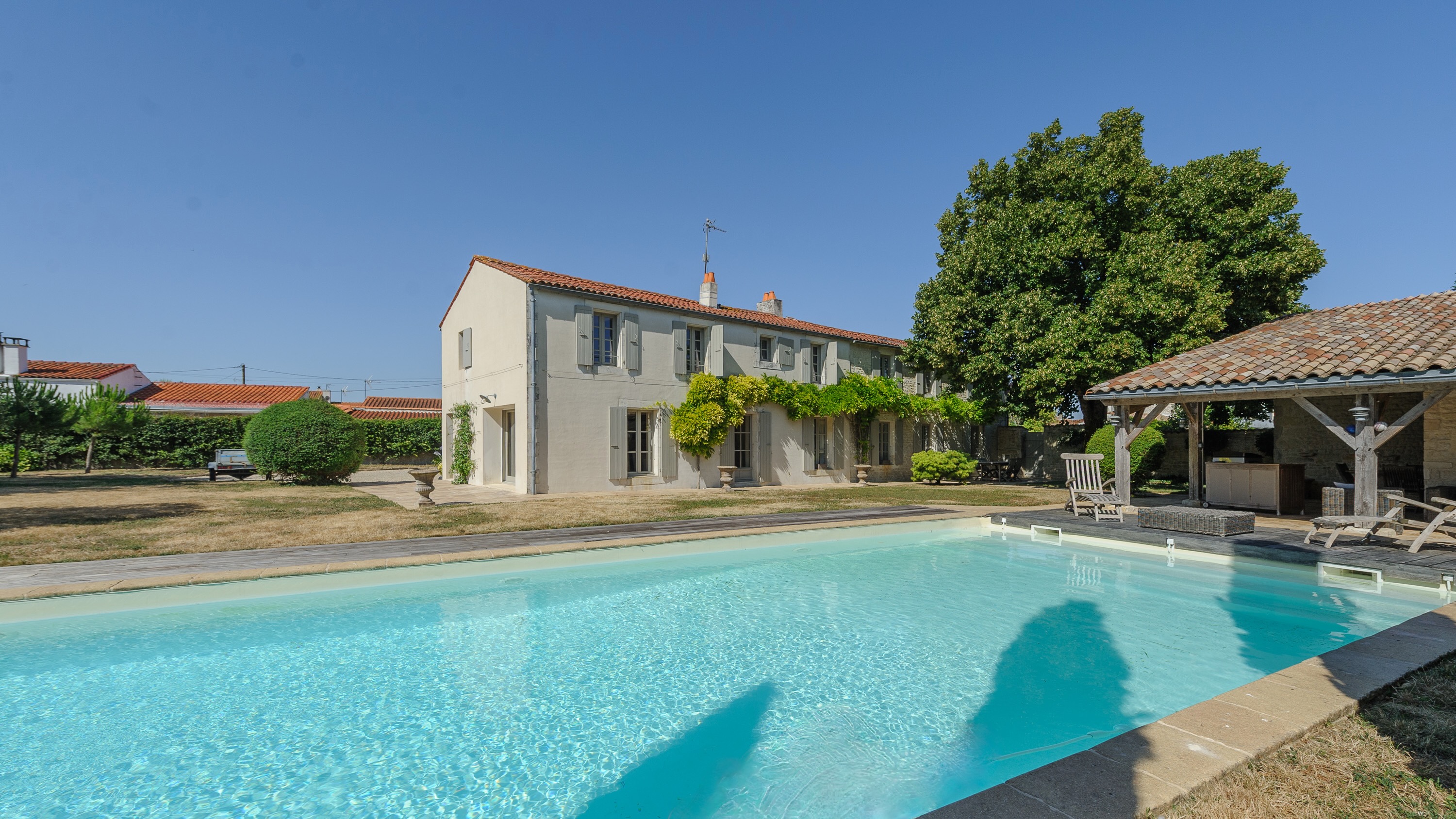 Piscine et maison